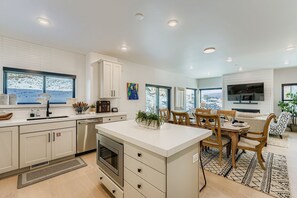 Rumah, 4 kamar tidur | Dapur pribadi | Lemari es, oven, mesin pembuat kopi/teh, dan pemanggang roti