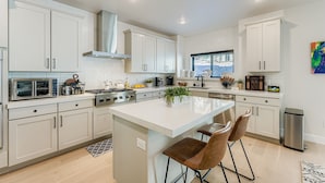 Rumah, 4 kamar tidur | Dapur pribadi | Mesin pembuat kopi/teh, lemari es, oven, dan pemanggang roti