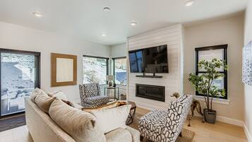 House, 4 Bedrooms | Living area