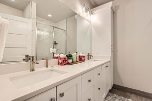 Condo, 3 Bedrooms | Bathroom | Towels, shampoo - Pet Friendly! Winston's Lodge At Helling 203 3 Bedroom Condo (Heber City)