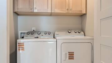 Condo, 3 Bedrooms | Bahagian dalam