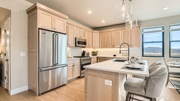 Condo, 3 Bedrooms | Private kitchen | Fridge, oven, coffee/tea maker, toaster