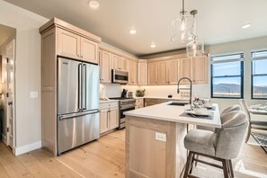 Condo, 3 quartos | Cozinha privada | Geladeira, fogão, cafeteira/chaleira, torradeira
