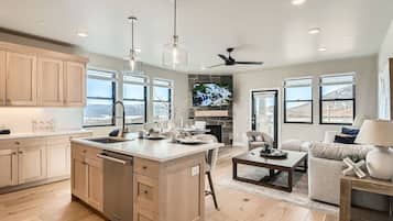 Condo, 3 Bedrooms | Interior