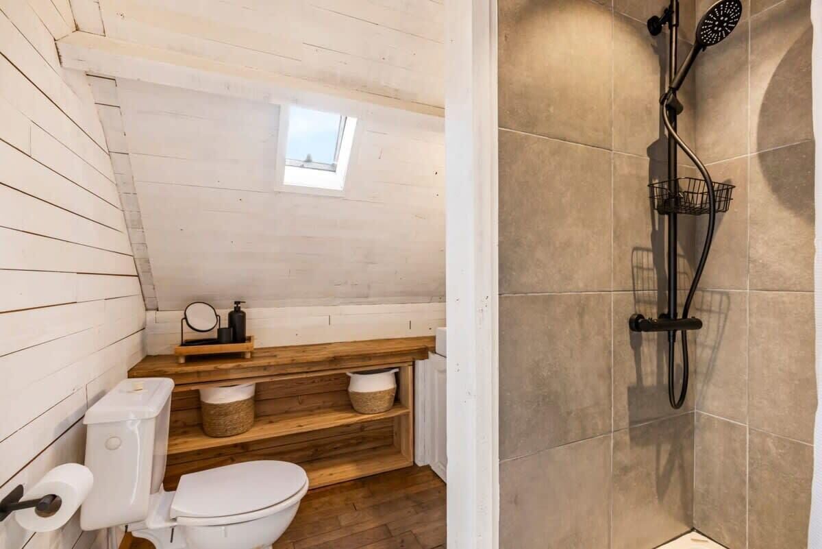 Shower, hair dryer, towels, shampoo