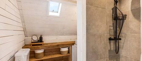 Douche, séchoir à cheveux, serviettes fournies, shampooing