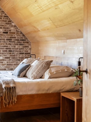 3 bedrooms, desk, WiFi, bed sheets