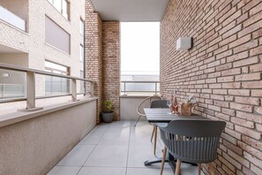 Outdoor dining - Apartment with terrace close to the beach (Oostende)