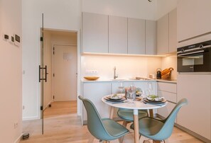 Fridge, microwave, oven, stovetop - Apartment with terrace close to the beach (Oostende)