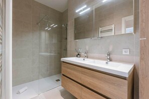 Shower, hair dryer, towels, shampoo - Brand new apartment with terrace ı Ostend (Oostende)