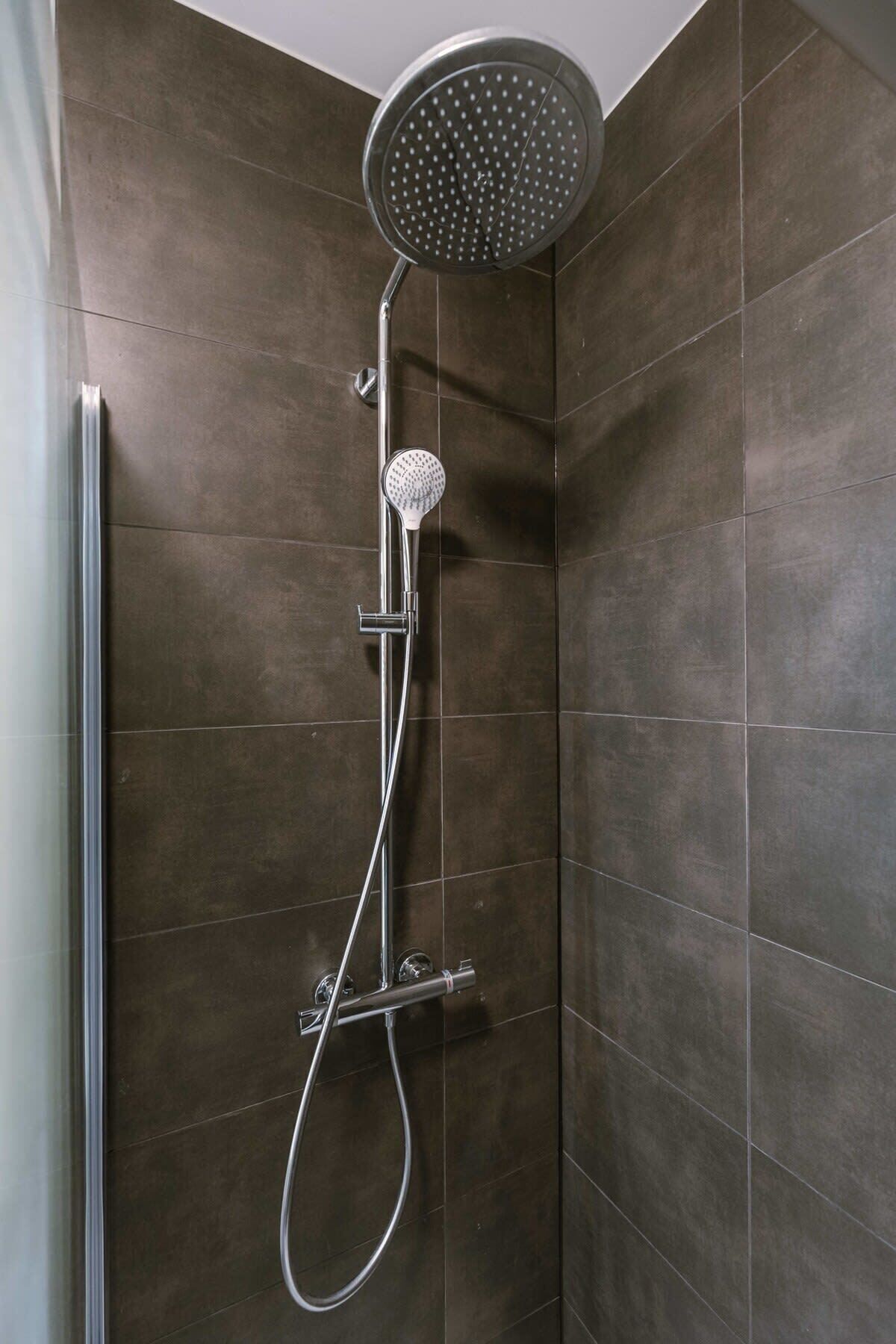 Douche, séchoir à cheveux, serviettes fournies, shampooing