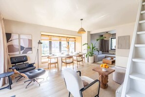 TV, offices - Bright Family Apartment Near Cadzand Beach (Cadzand)