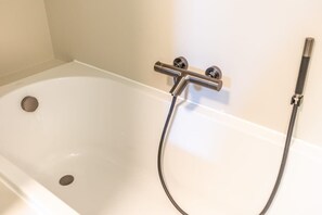 Shower, hair dryer, towels, shampoo - Bright Family Apartment Near Cadzand Beach (Cadzand)