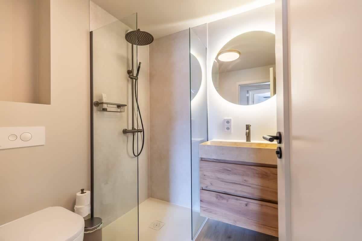 Shower, hair dryer, towels, shampoo
