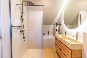 Shower, hair dryer, towels, shampoo - Bright Family Apartment Near Cadzand Beach (Cadzand)