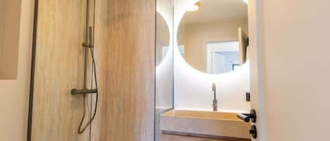 Douche, séchoir à cheveux, serviettes fournies, shampooing