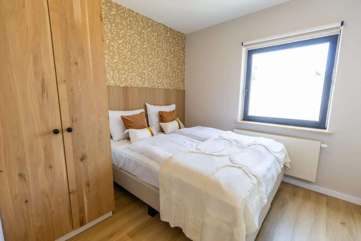 2 bedrooms, desk, WiFi, bed sheets
