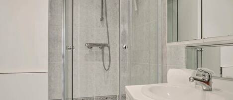 Douche, séchoir à cheveux, serviettes fournies, shampooing