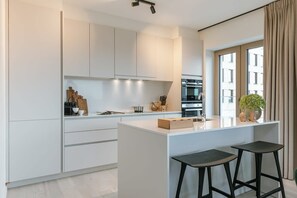 Réfrigérateur, four à micro-ondes, un four, surface de cuisson