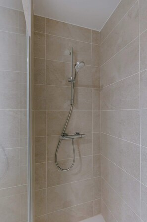 Douche, sèche-cheveux, serviettes fournies, shampoing
