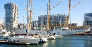 A marina with multiple boats docked, surrounded by modern buildings. - Cozy 2BR retreat w/ kitchen & TV (Oostende)