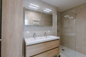 Shower, hair dryer, towels, shampoo - Modern Family Apartment Seaside Serenity (Oostende)