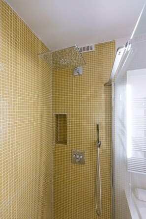 Een douche, een haardroger, handdoeken