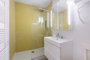 Shower, hair dryer, towels - Casiola - Cozy apartment with sea view (Koksijde)