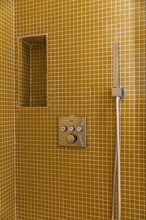 Een douche, een haardroger, handdoeken