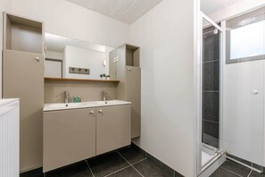 Shower, hair dryer, towels, shampoo - Cozy 2-Bedroom Apartment in Middelkerke (Middelkerke)