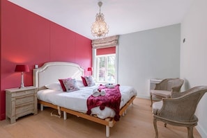 5 bedrooms, iron/ironing board, WiFi, bed sheets