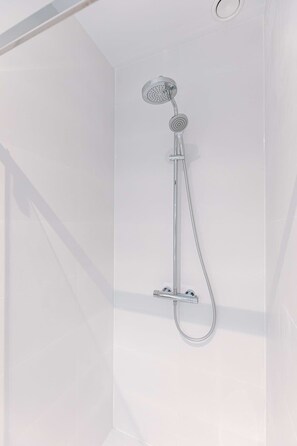 Dusche, Haartrockner, Handtücher, Shampoo