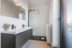 Dusche, Haartrockner, Handtücher, Shampoo