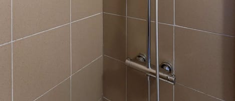 Bruser, hårtørrer, håndklæder, Shampoo