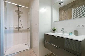 Shower, hair dryer, towels, shampoo - Casiola - Apartment with beautiful seaview in Oste (Oostende)