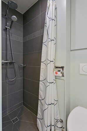 Dusche, Haartrockner, Handtücher, Shampoo