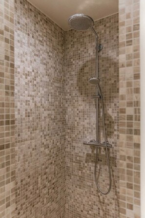 Shower, hair dryer, towels, shampoo - Casiola - Modern apartment close to the beach (Knokke-Heist)