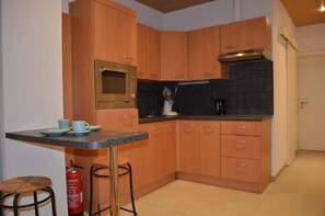 Fridge, microwave, oven, stovetop - Cozy Apartment for 4 Steps from the Beach (Oostende)