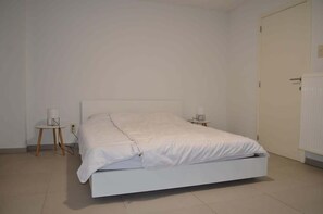 2 bedrooms, travel cot, WiFi, bed sheets - Cozy Apartment for 4 Steps from the Beach (Oostende)