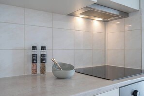 Kühlschrank, Mikrowelle, Ofen, Herdplatte