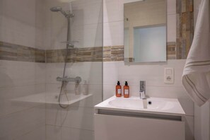 Regadera, secadora de cabello, toallas, shampoo 