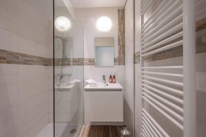 Dusche, Haartrockner, Handtücher, Shampoo