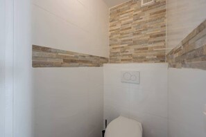 Regadera, secadora de cabello, toallas, shampoo 