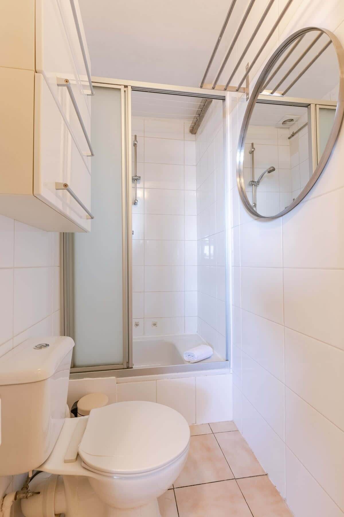 Shower, towels, shampoo