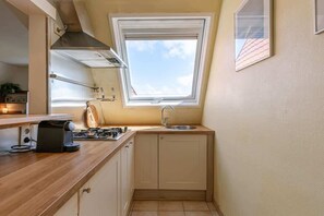 Fridge, microwave, stovetop, dishwasher - Casiola - Pleasant apartment near the beach (De Haan)