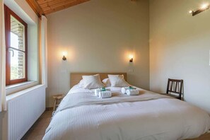 5 bedrooms, iron/ironing board, WiFi, bed sheets