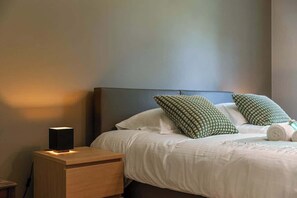 5 bedrooms, iron/ironing board, WiFi, bed sheets