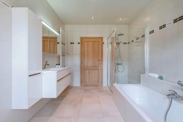 Shower, hair dryer, towels, shampoo