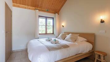 5 slaapkamers, een strijkplank/strijkijzer, wifi, beddengoed
