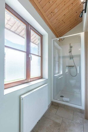 Shower, hair dryer, towels, shampoo - Cozy Authentic Villa in Harelbeke (Harelbeke)